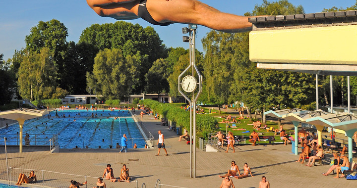 Das Foto zeigt einen Turmspringer im Freibad Neckarhalde.