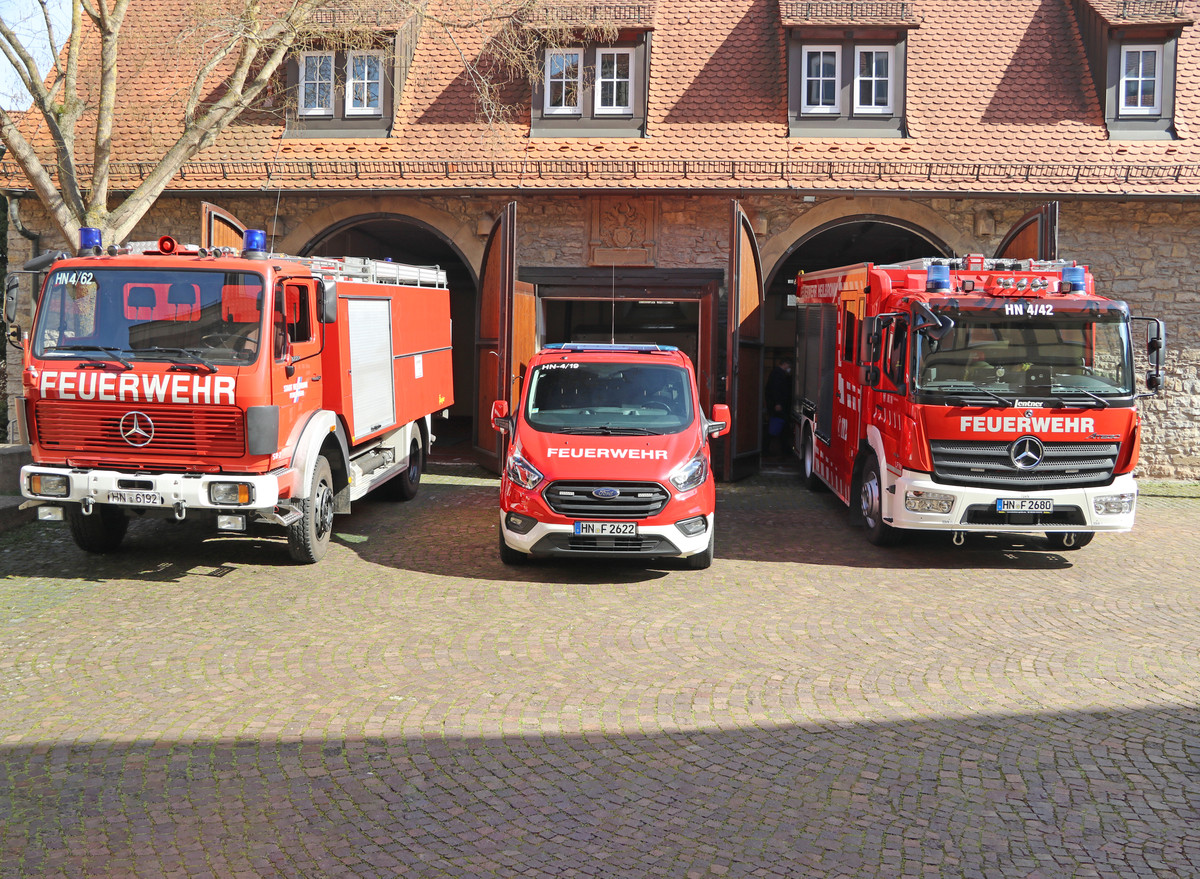 Ein Feuerwehrfahrzeug steht vor dem Feuerwehrgebäude in Klingenberg.