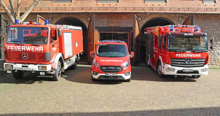 Ein Feuerwehrfahrzeug steht vor dem Feuerwehrgebäude in Klingenberg.