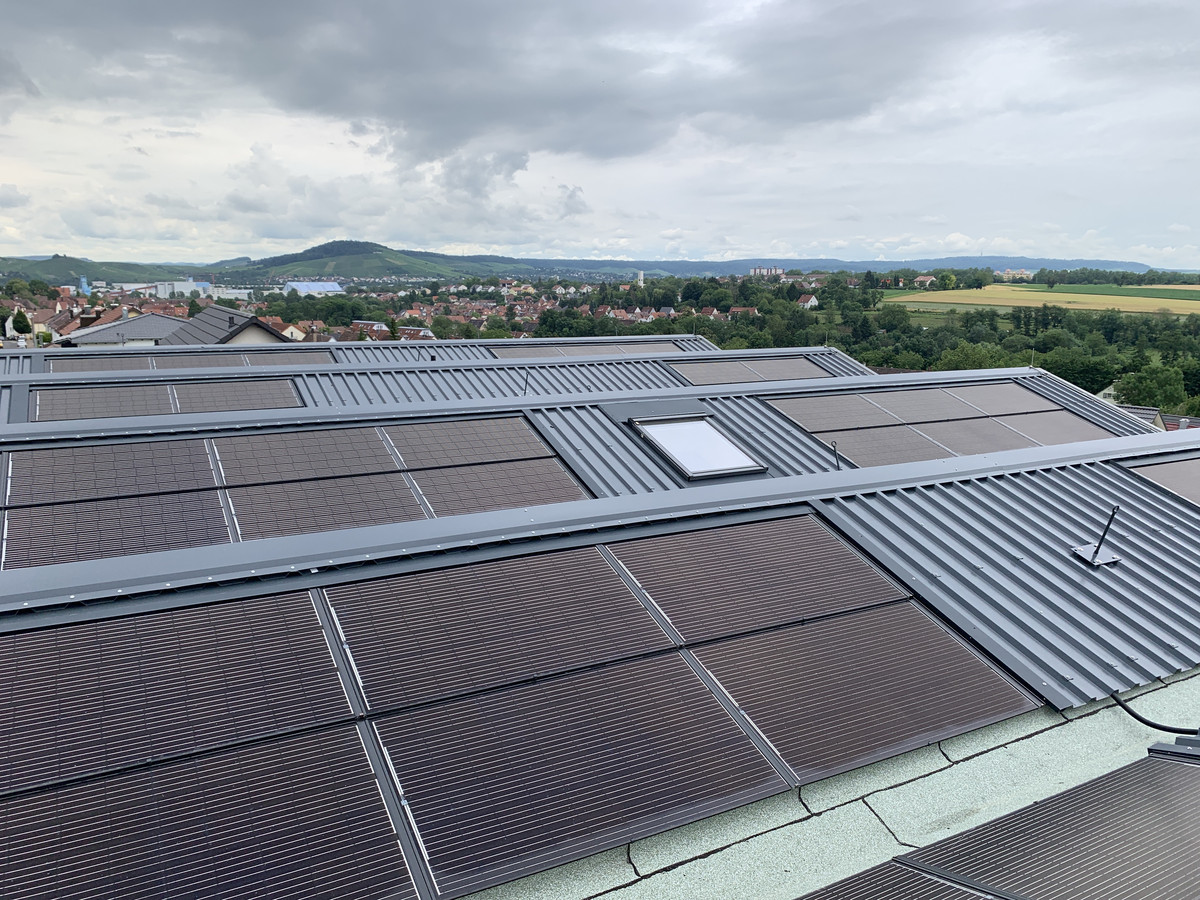 Das Foto zeigt die Photovoltaikanlage der städtischen Kindertagesstätte Bernhäusle.
