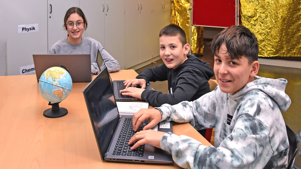 Schüler-Trio mit Laptops in der Luise-Bronner-Realschule.
