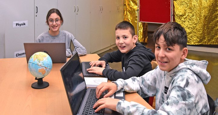 Schüler-Trio mit Laptops in der Luise-Bronner-Realschule.