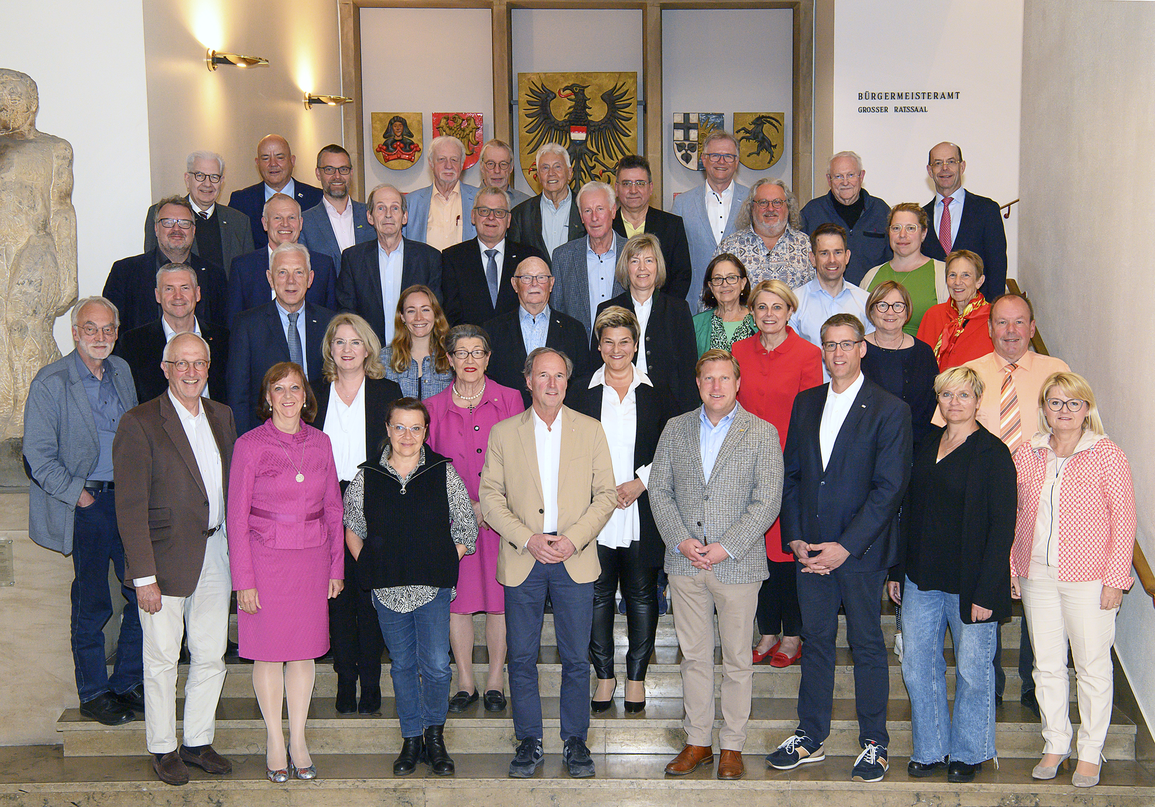 Das Foto zeigt den fast vollständigen Gemeinderat der Stadt Heilbronn im Foyer des Rathauses.